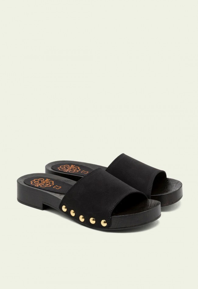 Sandalias Porronet Valeria de mujer en piel negra con tachuelas doradas y plataforma