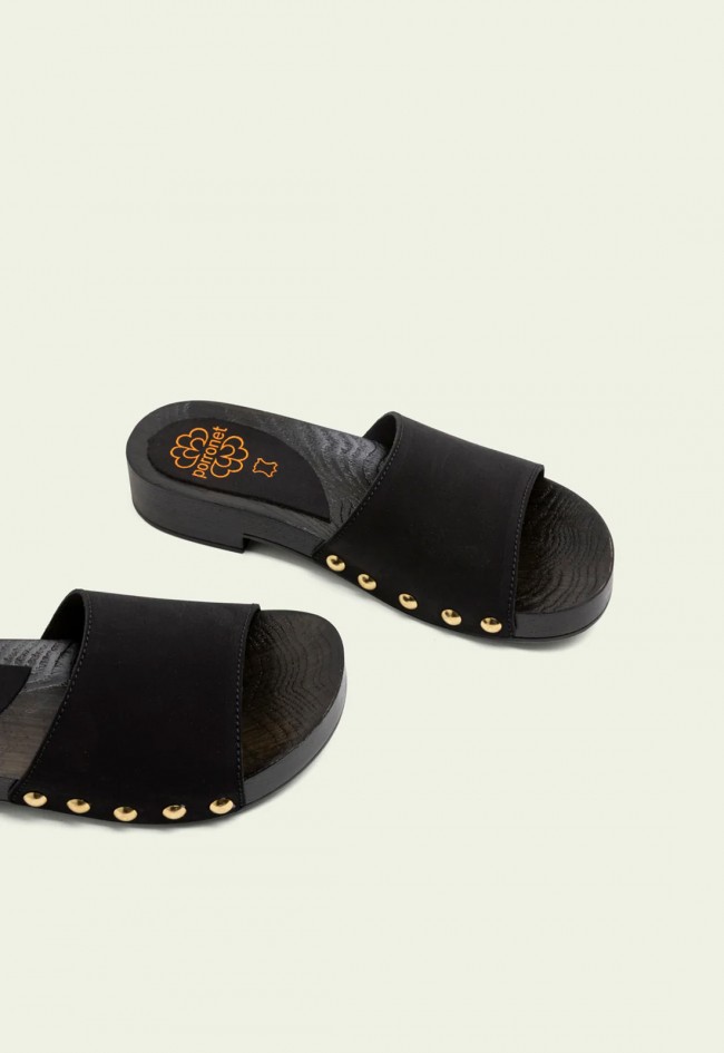 Sandalias Porronet Valeria de mujer en piel negra con tachuelas doradas y plataforma