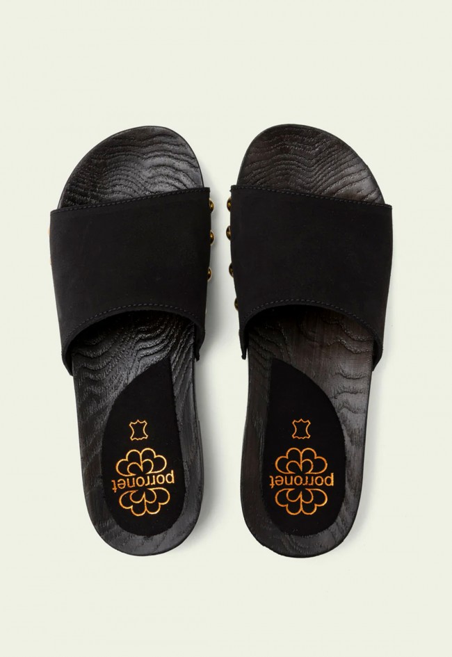 Sandalias Porronet Valeria de mujer en piel negra con tachuelas doradas y plataforma
