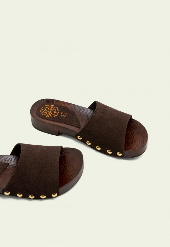 Sandalias Porronet Valeria de mujer en piel marrón con tachuelas doradas y plataforma