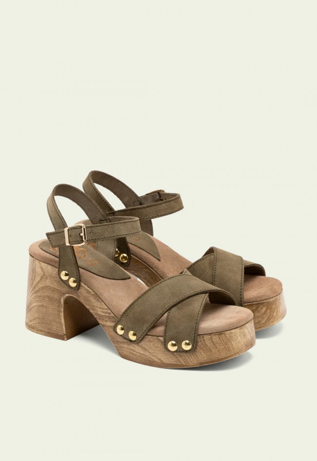 Sandalias Porronet Vanesa de mujer en piel kaki con pala cruzada y tachuelas doradas