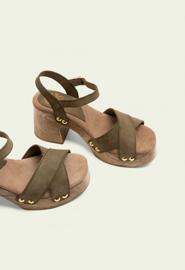 Sandalias Porronet Vanesa de mujer en piel kaki con pala cruzada y tachuelas doradas