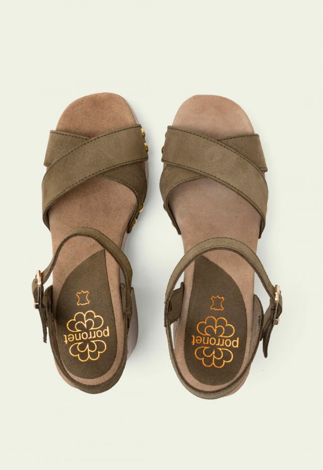 Sandalias Porronet Vanesa de mujer en piel kaki con pala cruzada y tachuelas doradas