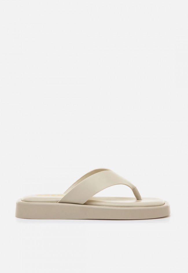 Sandalias Mustang Maby de mujer blanco roto con plataforma cómoda estilo flip flop