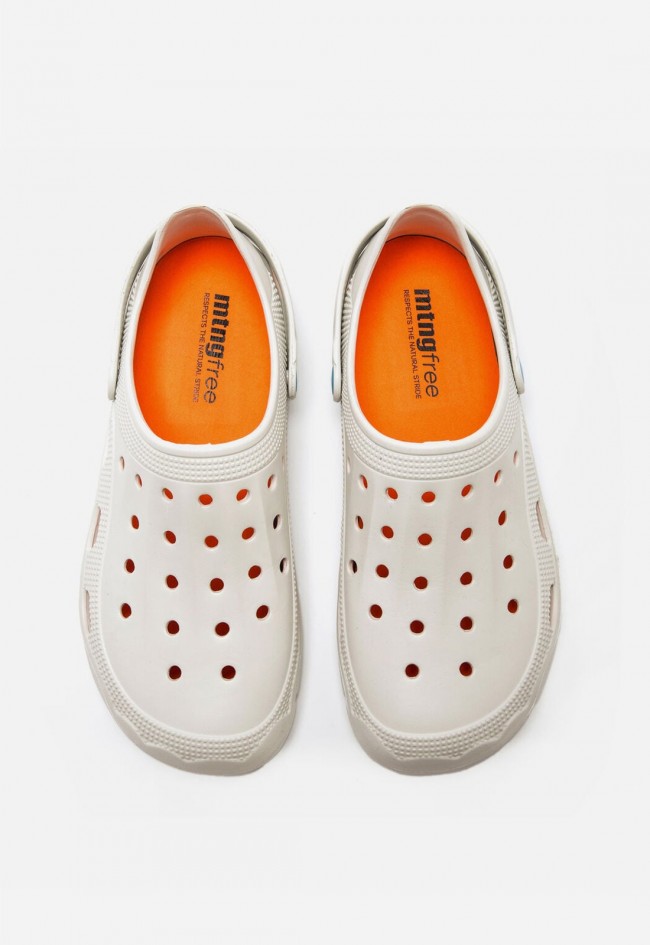 Zuecos Mustang Free Care de hombre blancos barefoot con diseño flexible y transpirable