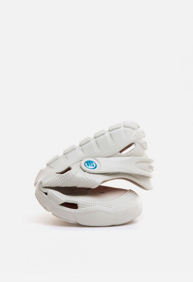 Zuecos Mustang Free Care de hombre blancos barefoot con diseño flexible y transpirable