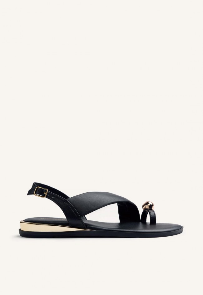 Sandalias Gioseppo Stony de mujer en piel negra con anillo joya y acabado metalizado
