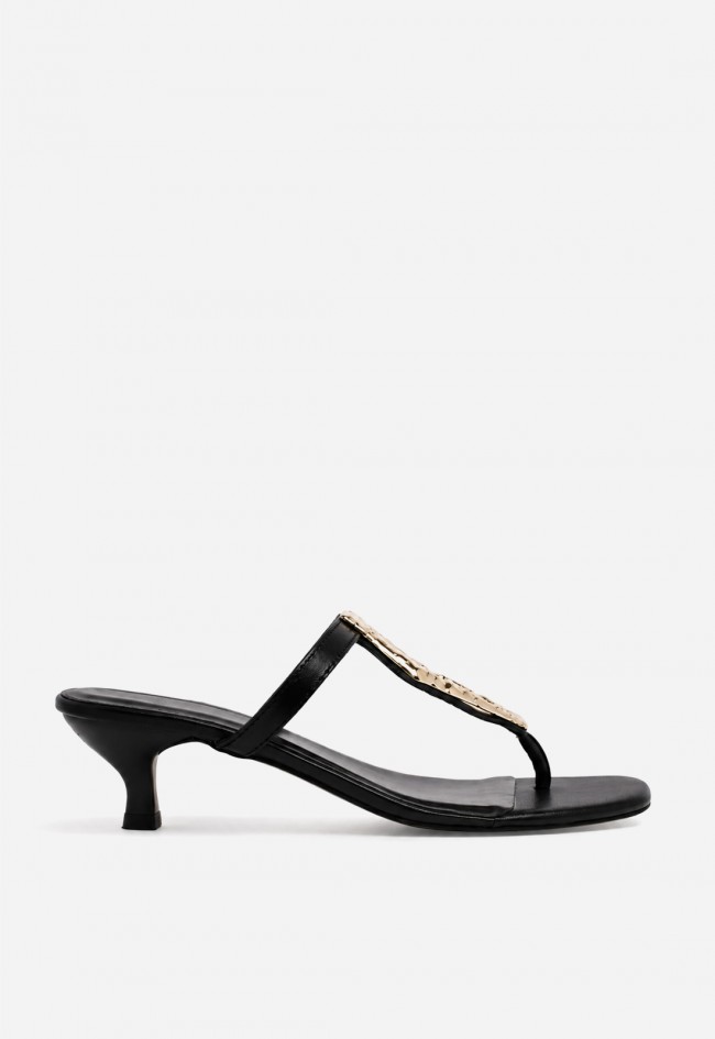 Sandalia VAS RPS-11282 negra en piel con detalle joya dorado para pisar con glamour
