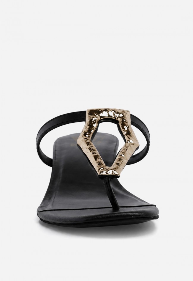 Sandalia VAS RPS-11282 negra en piel con detalle joya dorado para pisar con glamour