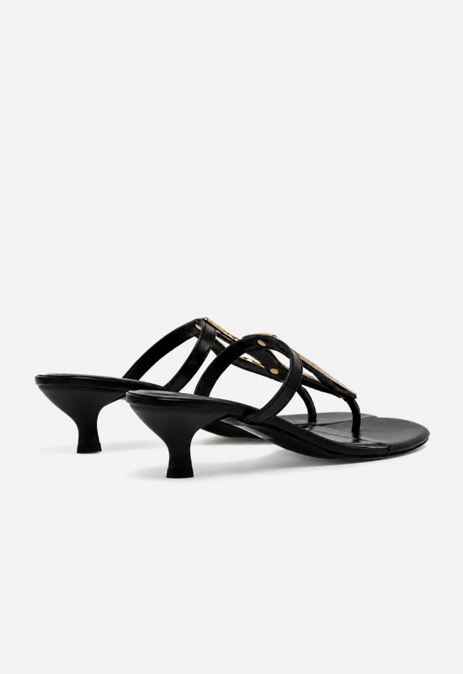 Sandalia VAS RPS-11282 negra en piel con detalle joya dorado para pisar con glamour