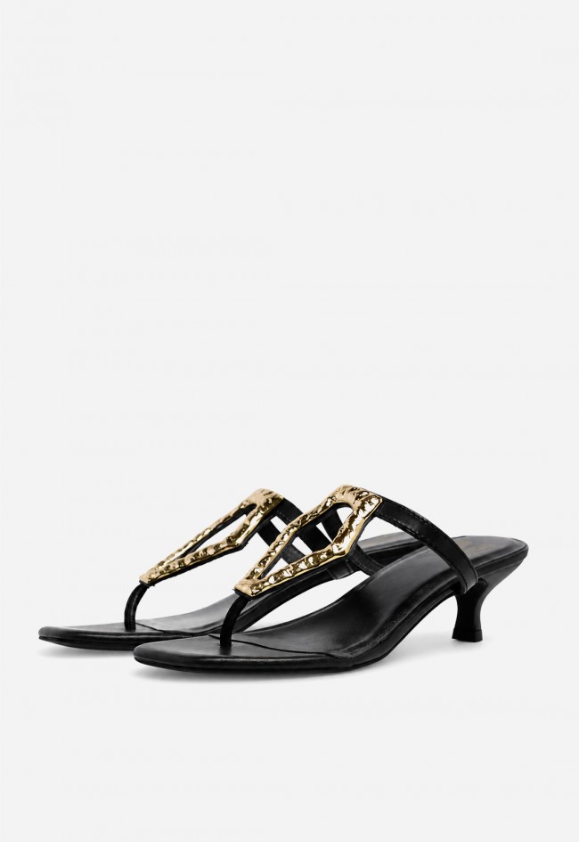 Sandalia VAS RPS-11282 negra en piel con detalle joya dorado para pisar con glamour