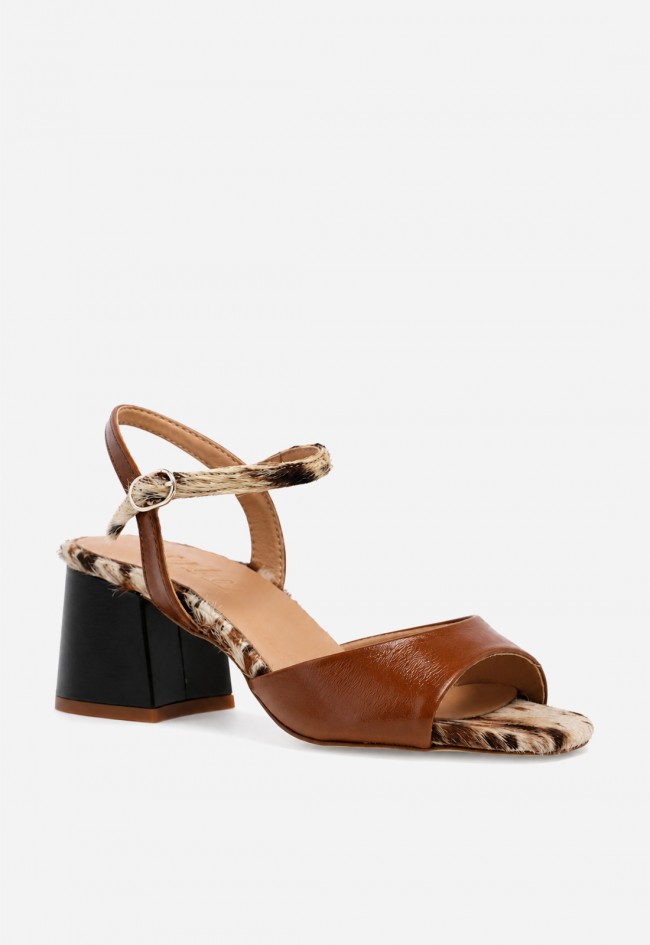 Sandalia de tacón GLO Chija en piel cuero con animal print, el toque chic.