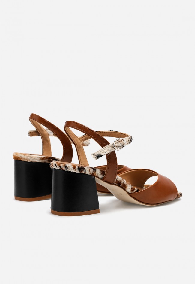 Sandalia de tacón GLO Chija en piel cuero con animal print, el toque chic.
