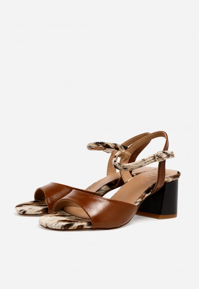 Sandalia de tacón GLO Chija en piel cuero con animal print, el toque chic.