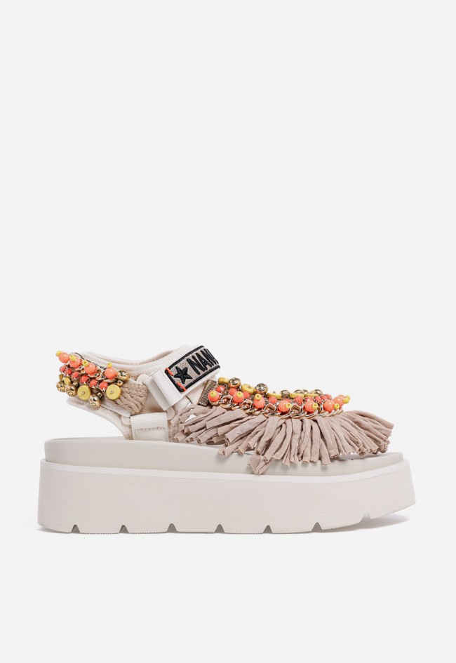 Sandalia plataforma Movies beige en piel y textil con flecos joya, puro espíritu boho chic