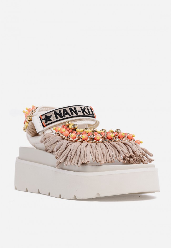 Sandalia plataforma Movies beige en piel y textil con flecos joya, puro espíritu boho chic