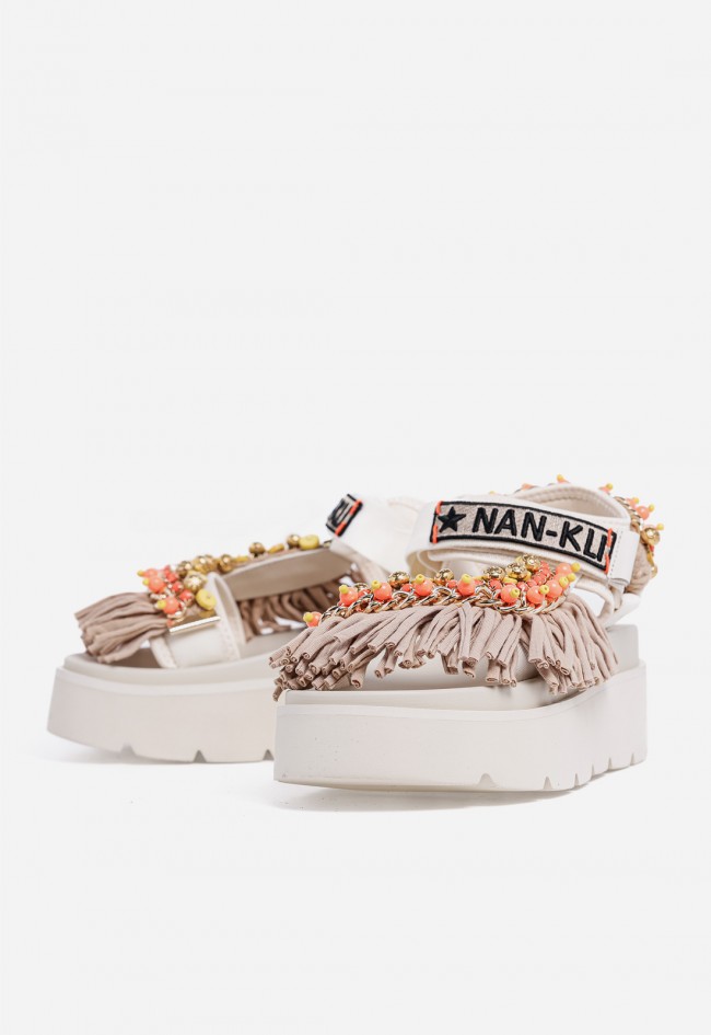 Sandalia plataforma Movies beige en piel y textil con flecos joya, puro espíritu boho chic