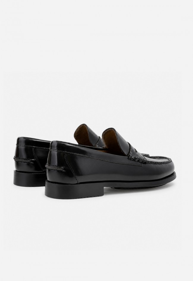 Mocasín de piel negra Benson con acabado brillante, elegancia urbana con actitud
