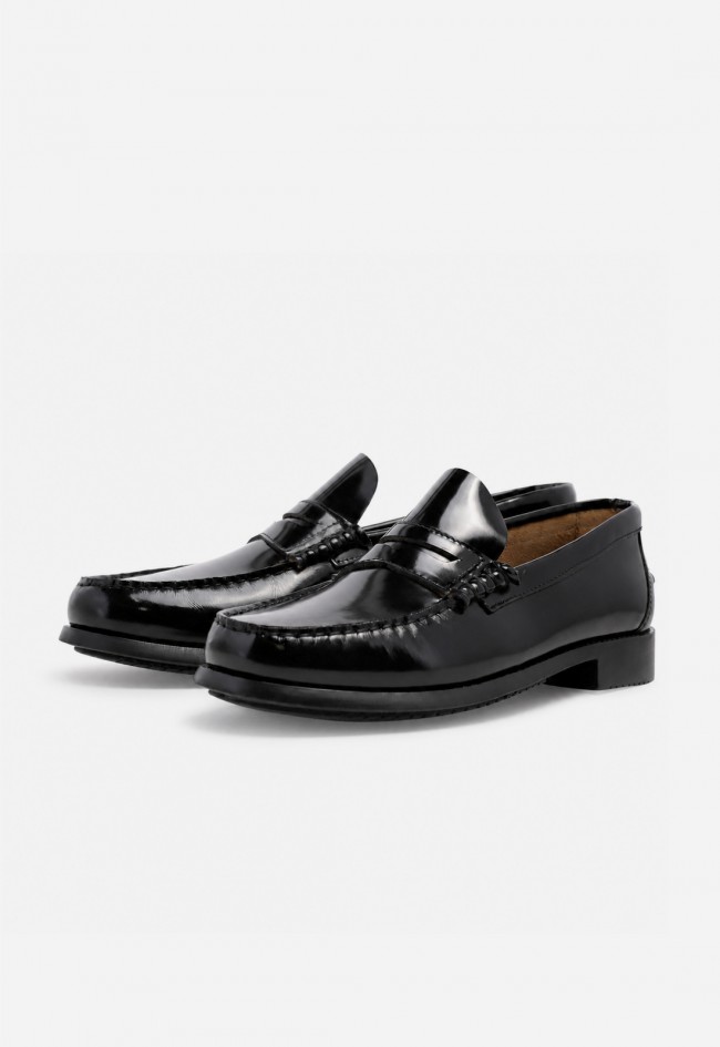 Mocasín de piel negra Benson con acabado brillante, elegancia urbana con actitud