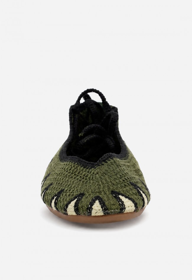 Manoletina verde con cordones Identity AW-5701, artesanía que transforma tu look