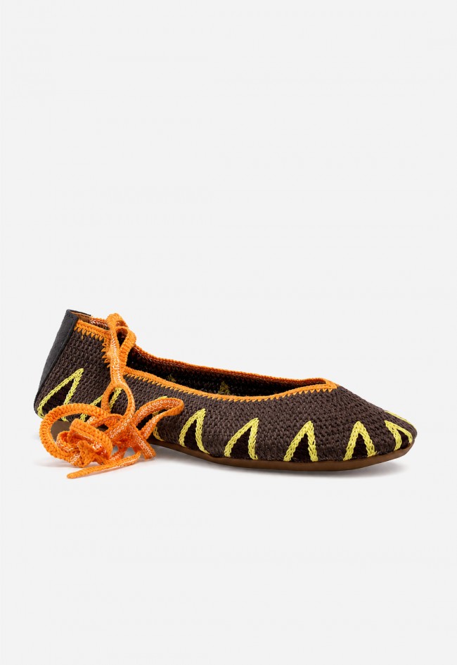 Manoletina trenzada marrón con cordones naranjas Identity AW-5701, pura actitud artesanal