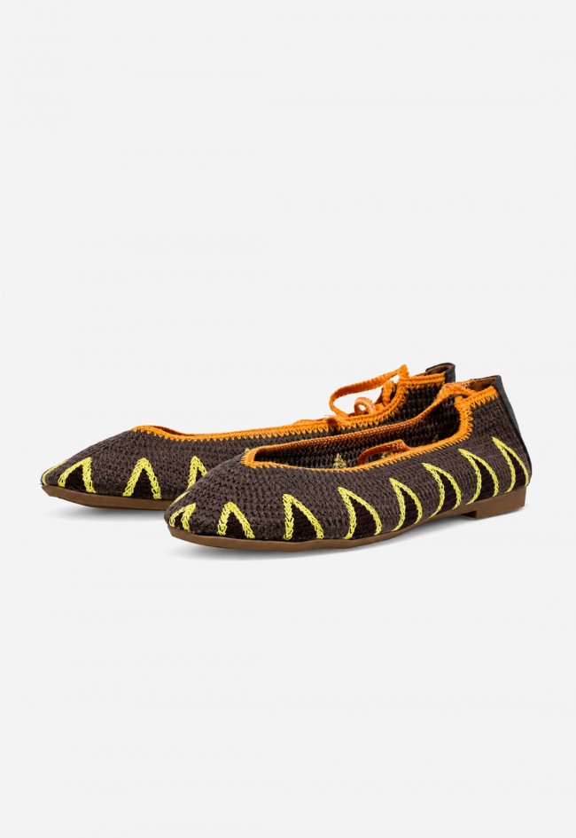 Manoletina trenzada marrón con cordones naranjas Identity AW-5701, pura actitud artesanal