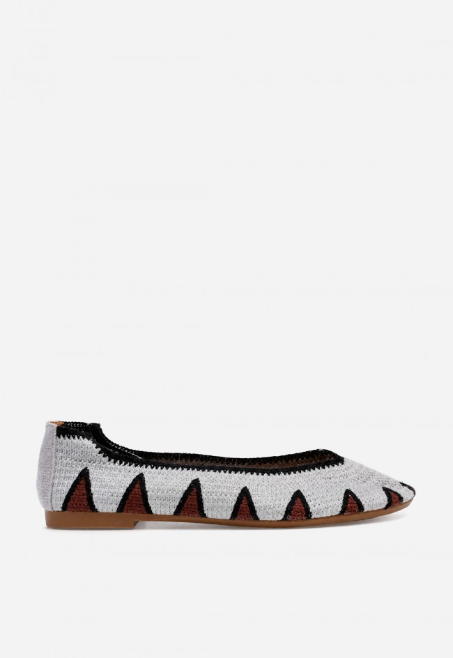 Manoletina trenzada blanca y negra Identity AW-5701, un icono boho para destacar