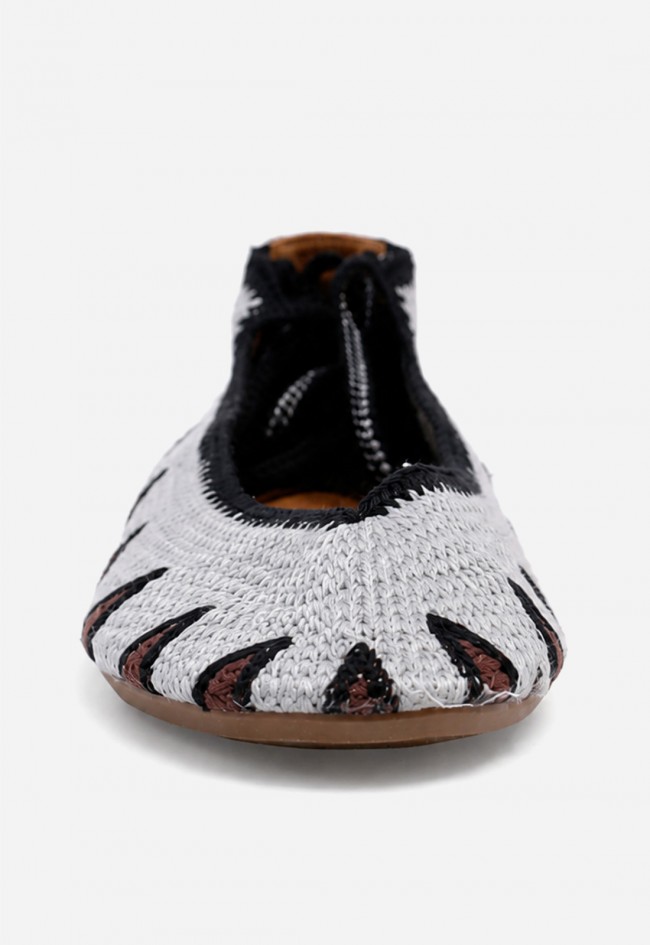 Manoletina trenzada blanca y negra Identity AW-5701, un icono boho para destacar