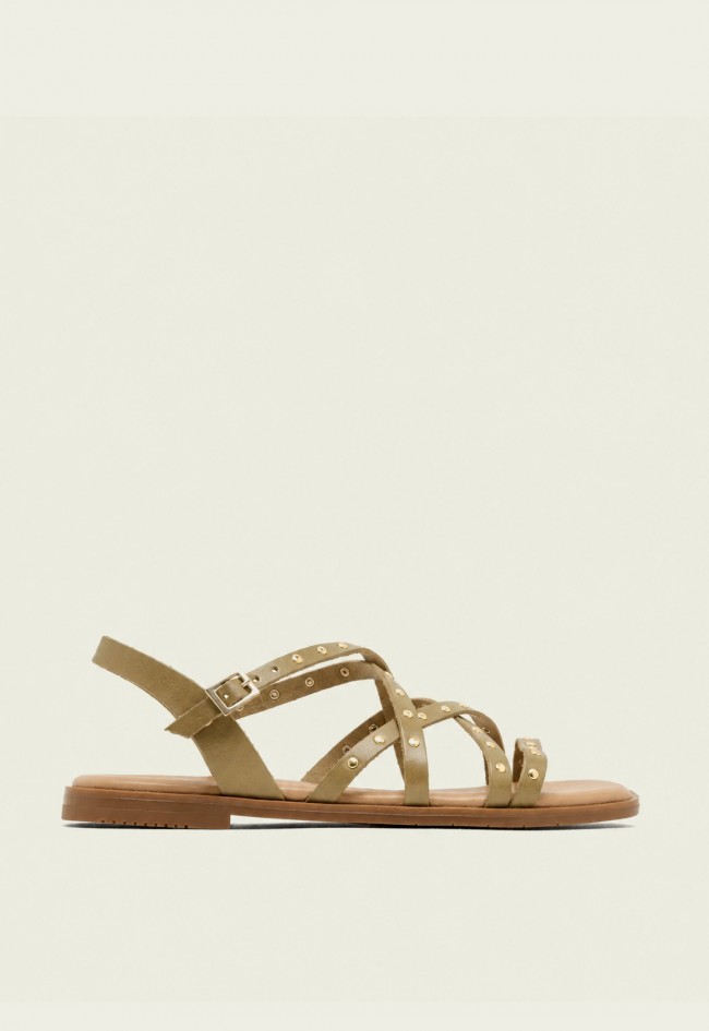 Sandalia plana kaki con tachuelas doradas Porronet Blair, el toque boho chic del verano