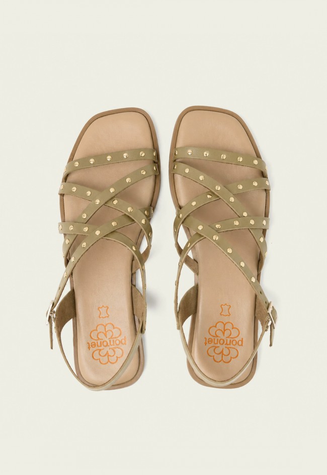 Sandalia plana kaki con tachuelas doradas Porronet Blair, el toque boho chic del verano