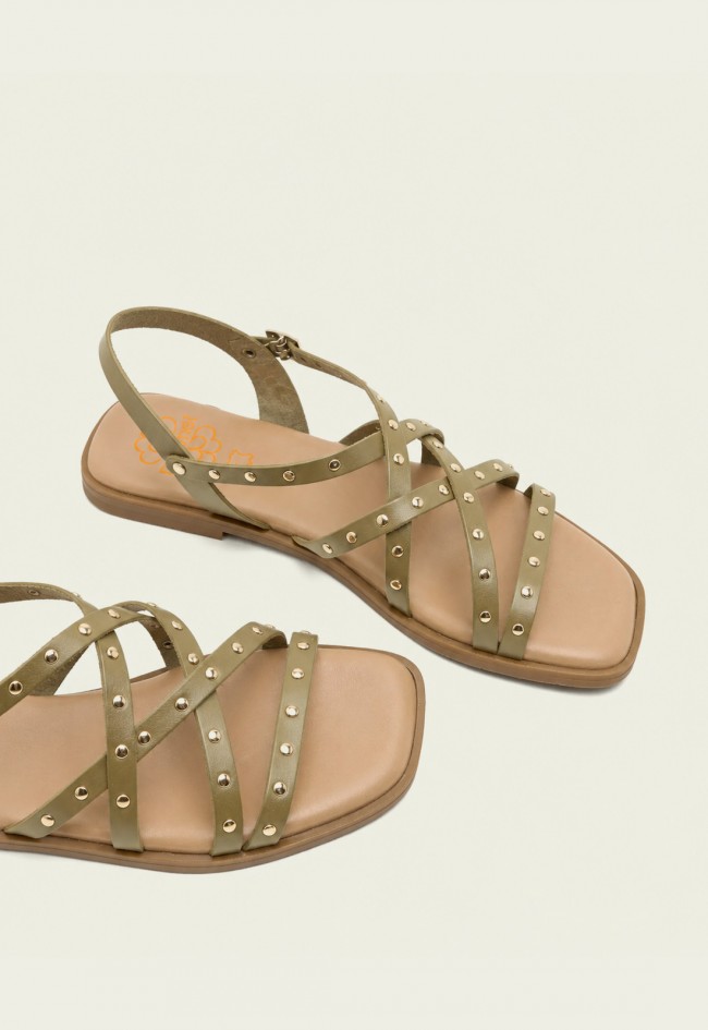 Sandalia plana kaki con tachuelas doradas Porronet Blair, el toque boho chic del verano