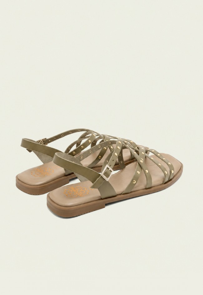 Sandalia plana kaki con tachuelas doradas Porronet Blair, el toque boho chic del verano