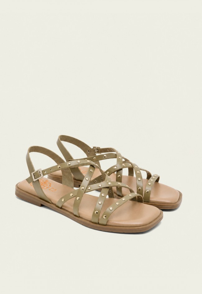 Sandalia plana kaki con tachuelas doradas Porronet Blair, el toque boho chic del verano