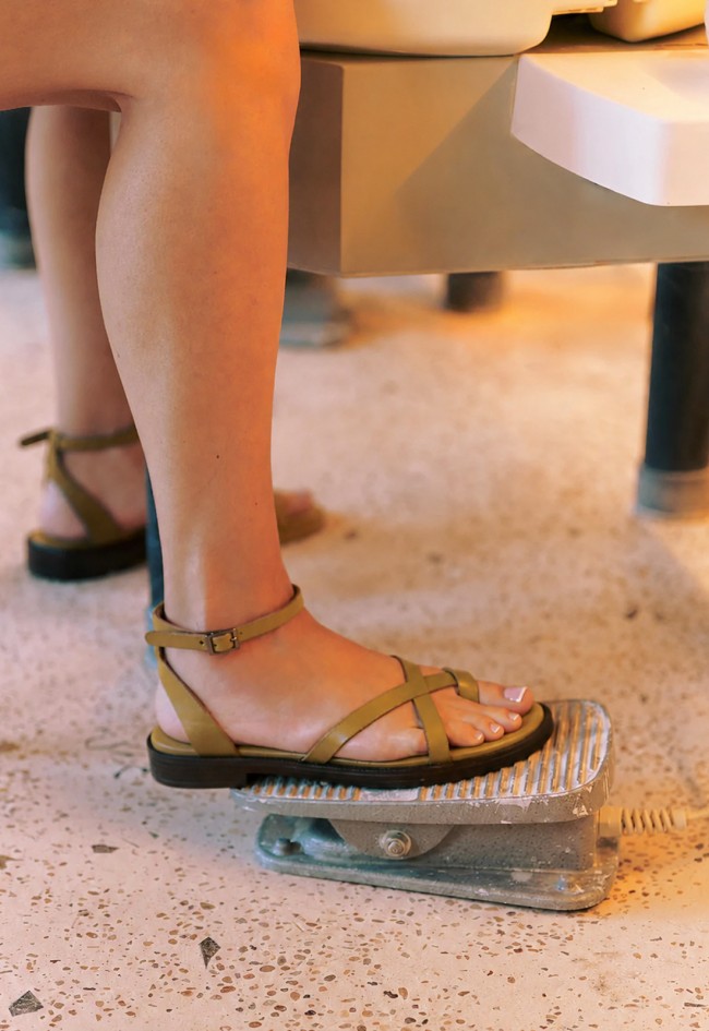 Sandalia esclava kaki de piel Porronet Cecilia, el básico boho que eleva tus looks de verano