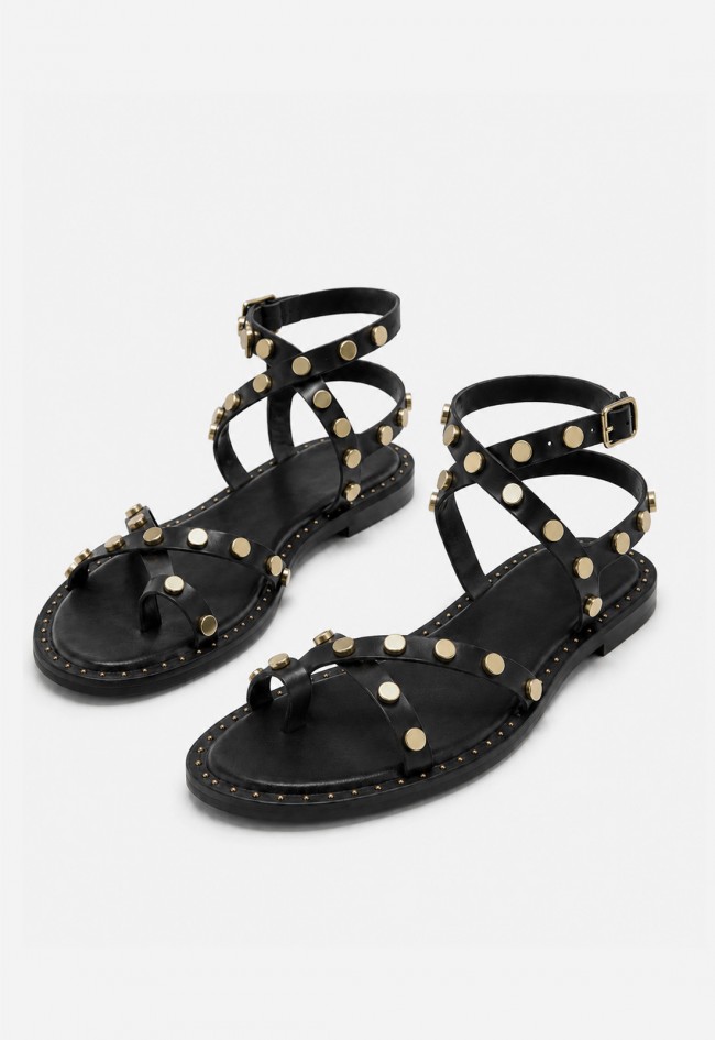 Sandalia plana de mujer VAS en piel negra con tachuelas, actitud chic para el verano