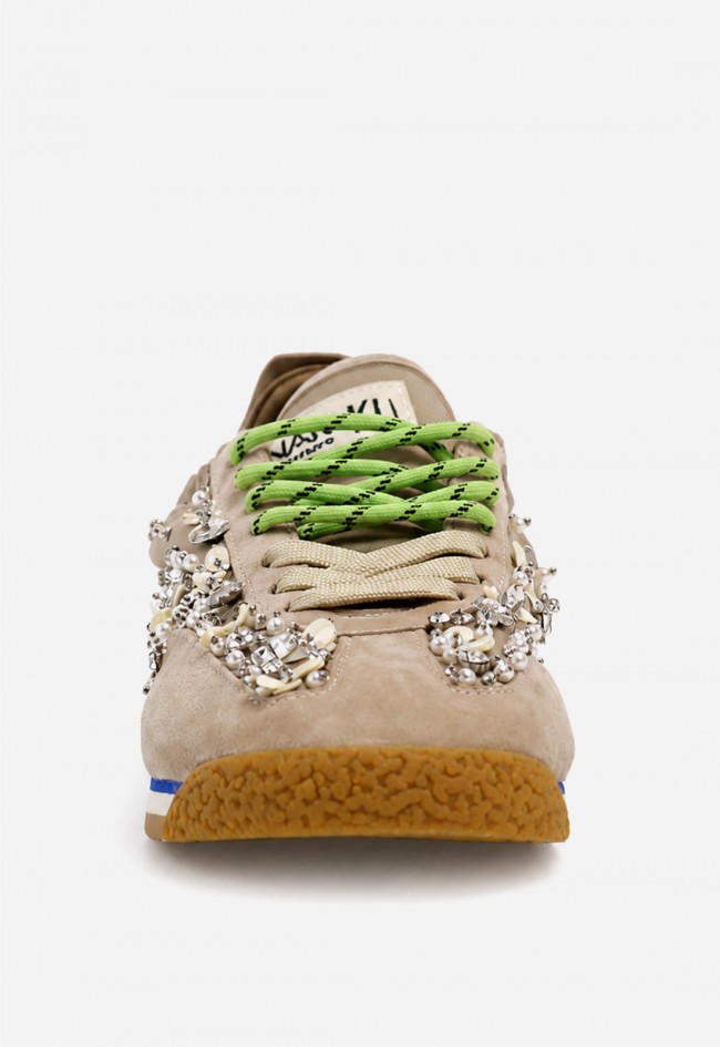 Zapatilla deportiva taupe Movies EDX-02T con pedrería y cordones verdes, un toque joya para destacar