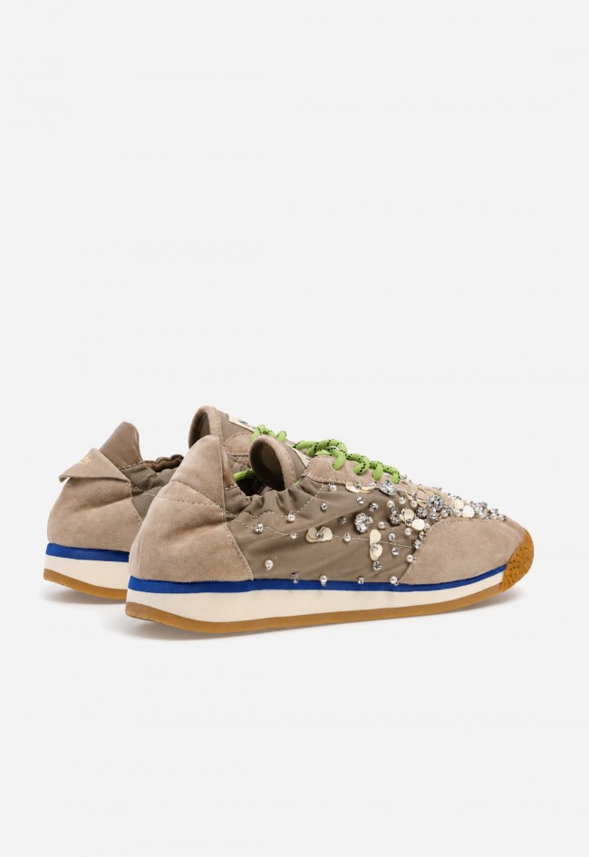 Zapatilla deportiva taupe Movies EDX-02T con pedrería y cordones verdes, un toque joya para destacar