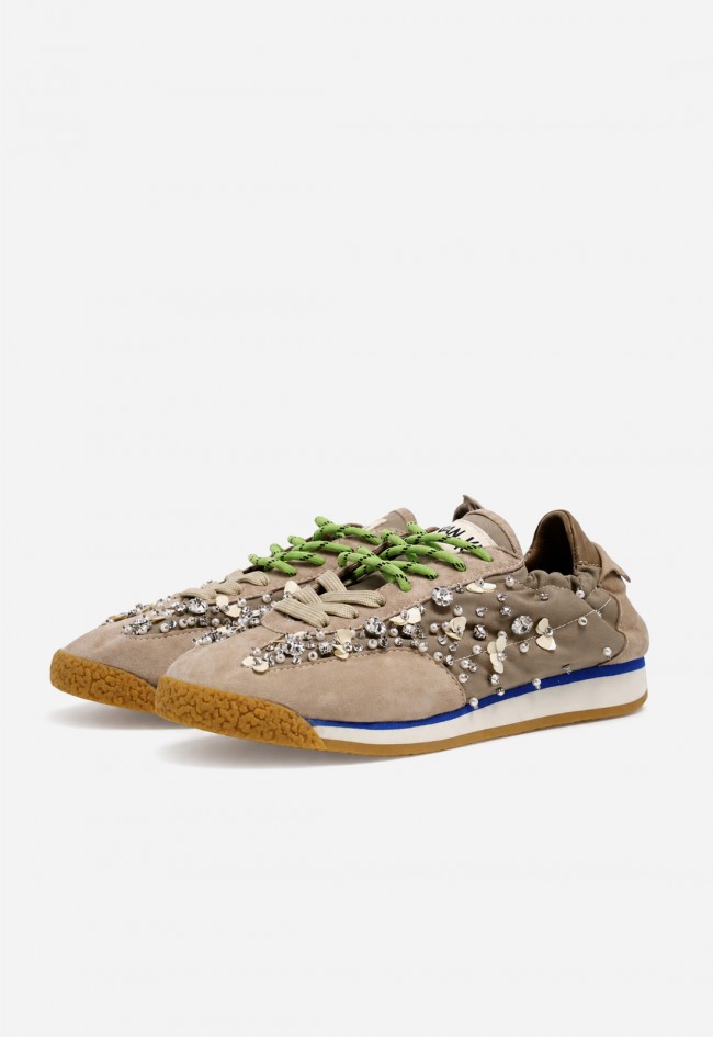 Zapatilla deportiva taupe Movies EDX-02T con pedrería y cordones verdes, un toque joya para destacar