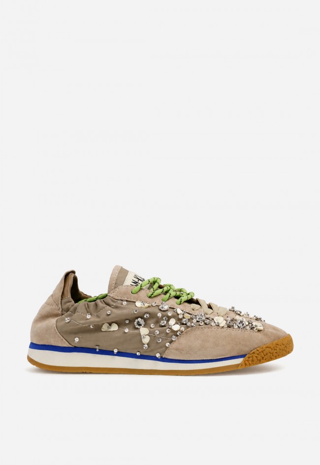 Zapatilla deportiva taupe Movies EDX-02T con pedrería y cordones verdes, un toque joya para destacar