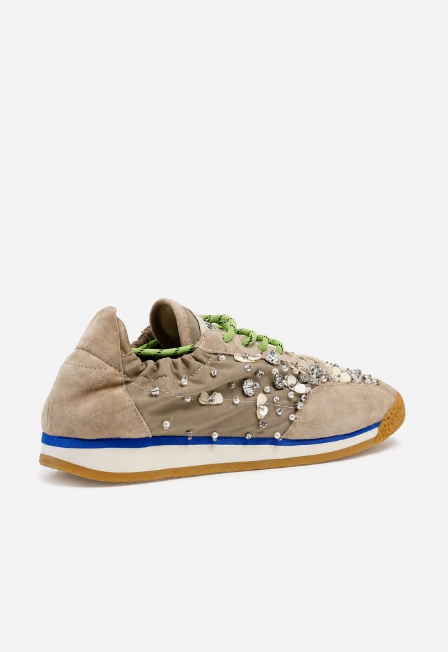 Zapatilla deportiva taupe Movies EDX-02T con pedrería y cordones verdes, un toque joya para destacar