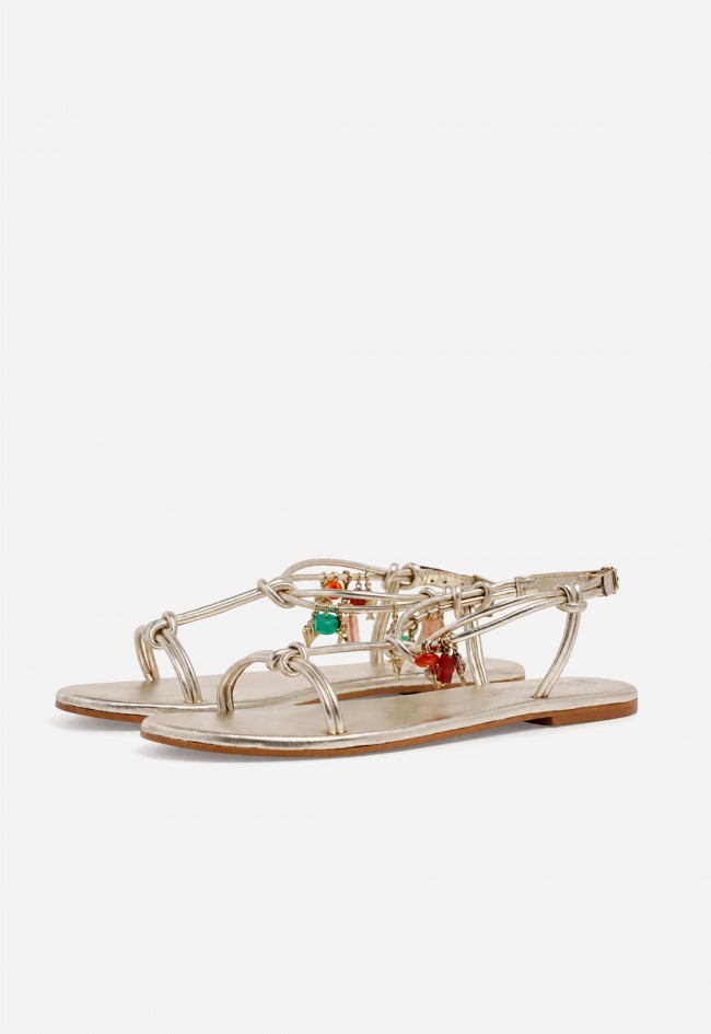 Sandalias planas doradas Inuovo H26030 con charms joya – el toque brillante para elevar tus looks