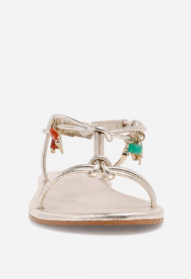 Sandalias planas doradas Inuovo H26030 con charms joya – el toque brillante para elevar tus looks