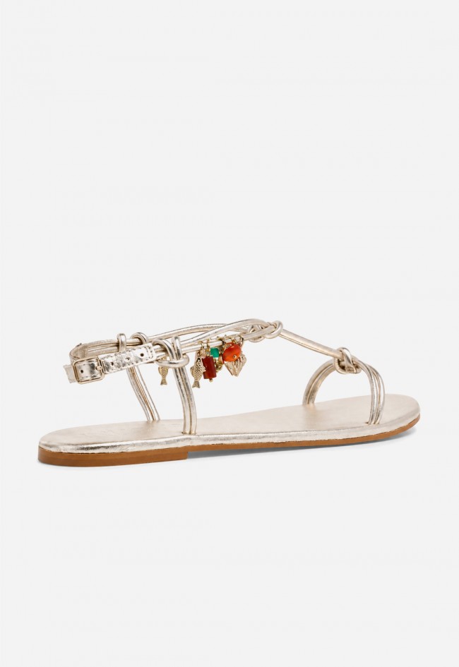 Sandalias planas doradas Inuovo H26030 con charms joya – el toque brillante para elevar tus looks