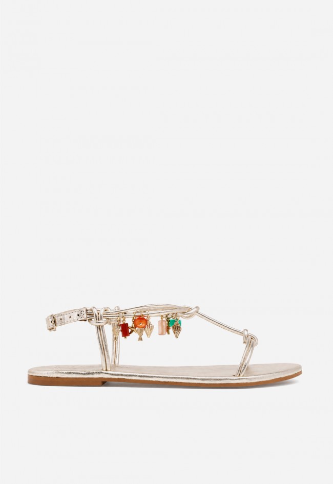 Sandalias planas doradas Inuovo H26030 con charms joya – el toque brillante para elevar tus looks
