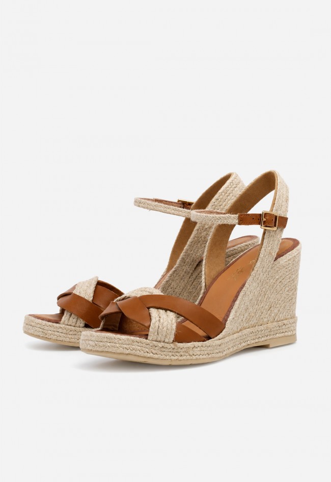 Sandalias cuña de esparto Casteller 874 en piel marrón – el toque mediterráneo que eleva tu verano