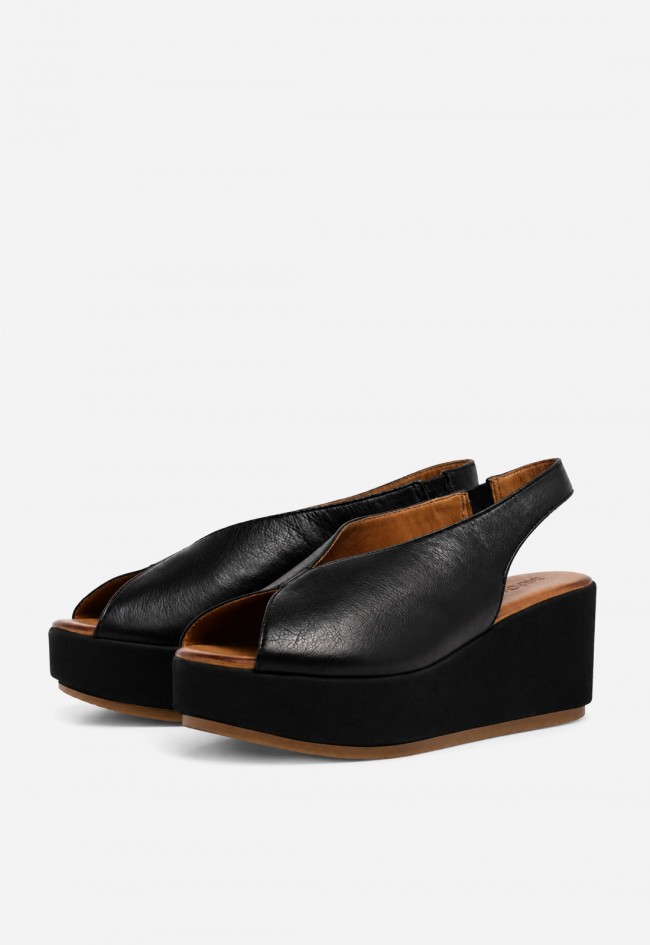Sandalia plataforma Inuovo 123133 negra en piel – minimalismo con actitud urbana