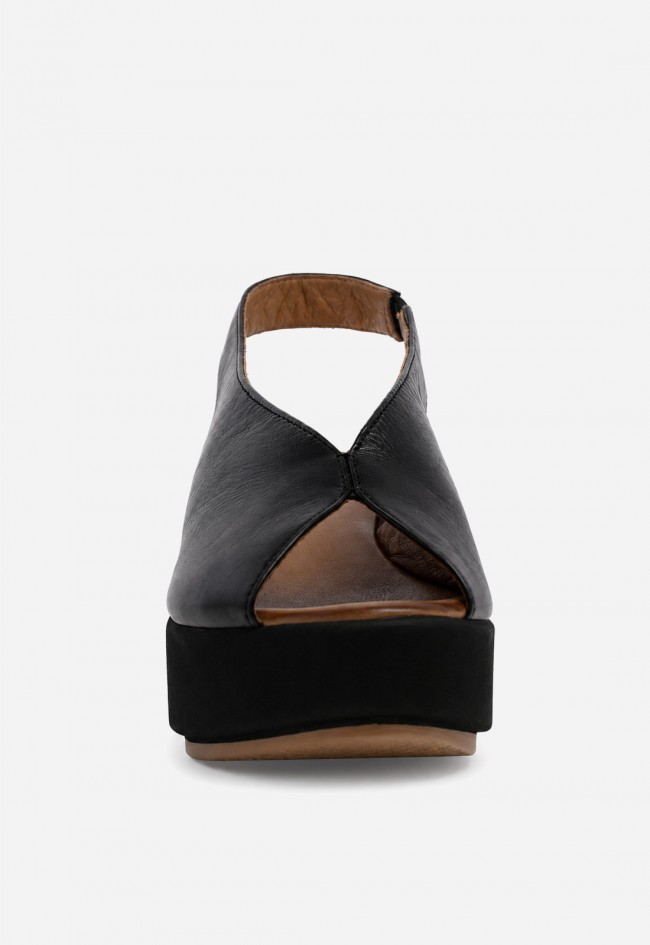 Sandalia plataforma Inuovo 123133 negra en piel – minimalismo con actitud urbana