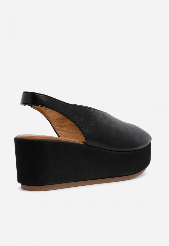 Sandalia plataforma Inuovo 123133 negra en piel – minimalismo con actitud urbana