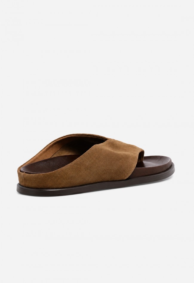 Sandalia plana de piel marrón Inuovo E36007 – elegancia relajada para tus looks de verano