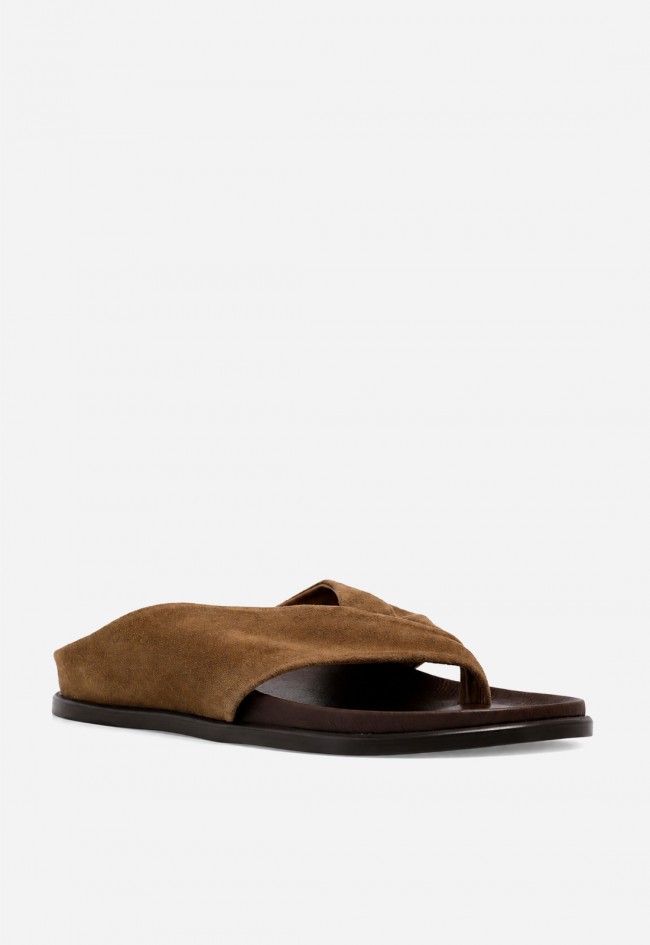 Sandalia plana de piel marrón Inuovo E36007 – elegancia relajada para tus looks de verano